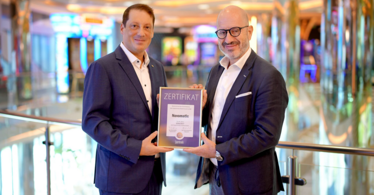 Vorstand NOVOMATIC AG, Mag. Stefan Krenn und Regional Director von Superbrands Austria, Mag. András Wiszkidenszky