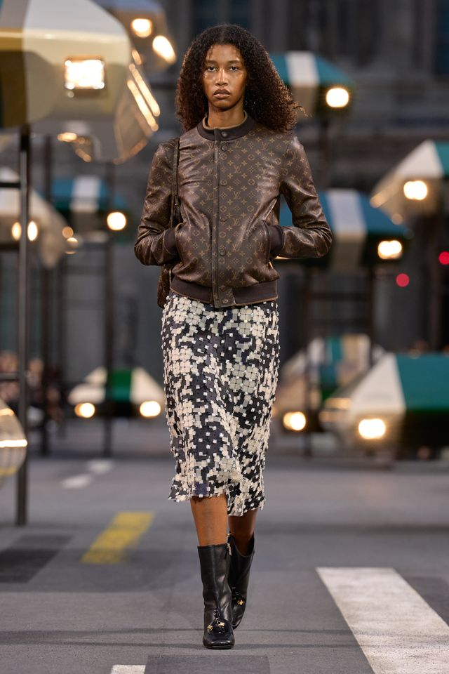 Für die Louis Vuitton SS27-Show stellt Dame Pat McGrath einen intuitiven, leuchtenden Look in den Mittelpunkt.